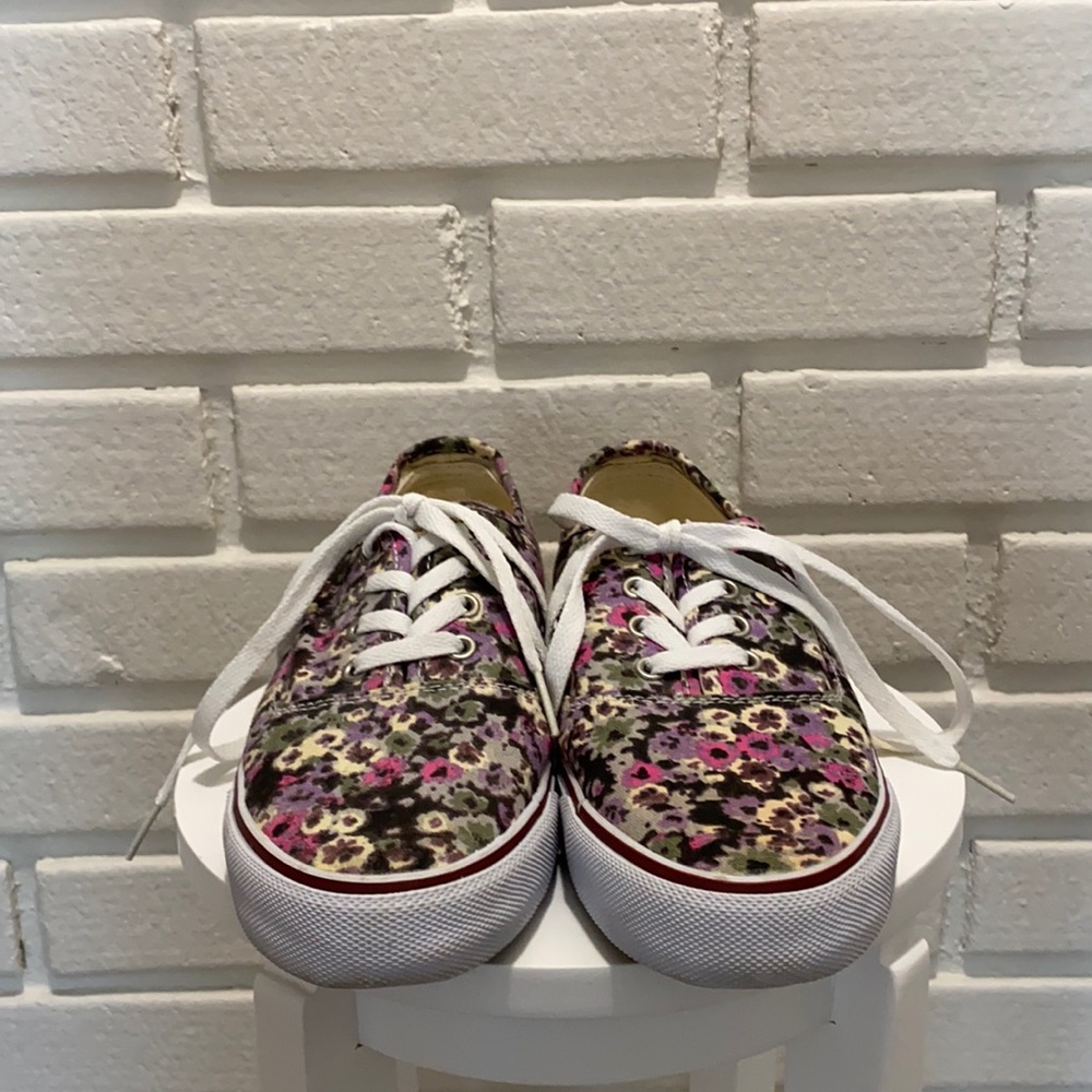 Women’s American Eagle Flower Sneakers Size 9